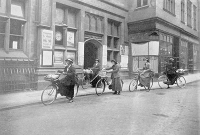 Frauen als Postboten, Kriegsbüro-Fotografien, 1916 von English Photographer